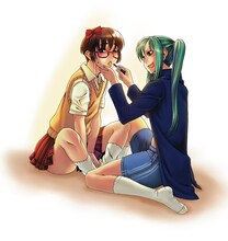 甘詰留太による巻頭カラーのイラスト。学ランを羽織る女子と、女子の制服に身を包んだ男子。