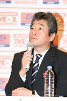 M-1グランプリ2009の記者会見に出席した、よしもとクリエイティブ・エージェンシー取締役の坂内光夫氏。氏の口から森田がM-1のポスターに参加した経緯が語られた。