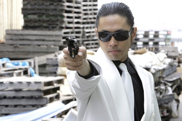 袴田吉彦演じる近藤静也。オールバック、グラサン、白シャツ、白ネクタイ、ジャパニーズトラディショナルなヤクザスタイルが見事にハマっている。(c)2009「静かなるドン」製作委員会