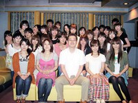 第1話のアフレコ時に撮影された集合写真。中央に座っているのが原作者の赤松健だ。(c)赤松健・講談社／新ネギま部