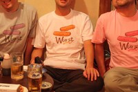 「Wurst」Tシャツ着用図。カラーバリエーションも豊か。