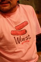 「Wurst」Tシャツ着用図。