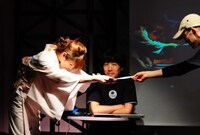 勝負は同点、延長戦にもつれこむ。勝敗を記した紙を運んできた女性はなぜか和服姿。意図は不明だが、場内が色めき立つ。