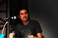 2回戦第2試合、とりvsうすた京介。負ければ連載打ち切りという怪情報が飛び交う中で、うすた「もう少し連載していたい」と呟く。