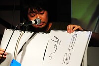 破った紙でネタの一部を隠し、話しながら少しずつめくる。準決勝まで来て、新テクニックを編み出してみせたおおひなた。