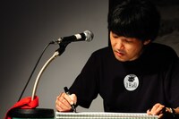 一歩も譲らぬ高度なネタの応酬が続く。プレッシャーと闘いながら、必死に面白いことを考えている人間の表情を見る機会は滅多にない。