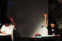 先に1点でも得点を得たほうが勝つという、極限状態。両者の挙手するタイミングが重なる。