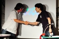 お互いの健闘を称え合い、最後はガッチリと握手を交わす。