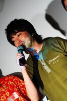 「2010年夏、第3回ギャグ漫画家大喜利バトルでお会いしましょう！」と、涙ぐみながら声を絞り出すおおひなた。