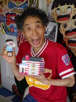 完成品のペーパークラフトを手にする楳図かずお。(c)楳図かずお／小学館