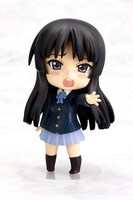 恥ずかしそうに手を伸ばす「泣き顔」の澪。(c)かきふらい・芳文社／桜高軽音部