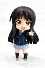 恥ずかしそうに手を伸ばす「泣き顔」の澪。(c)かきふらい・芳文社／桜高軽音部