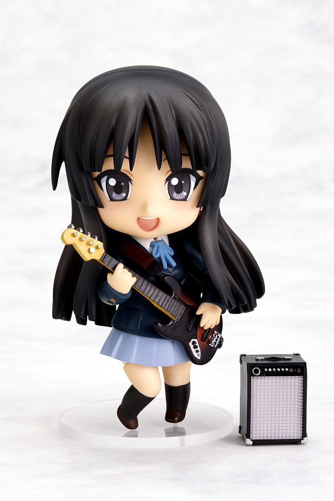 ベースにアンプもセットになったフル装備の澪。(c)かきふらい・芳文社／桜高軽音部