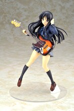 動きのあるポージングにより、トレードマークの黒髪がなびく。(c)かきふらい・芳文社／桜高軽音部