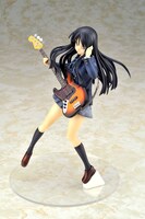 ベースも細部まで丁寧な作りだ。(c)かきふらい・芳文社／桜高軽音部