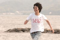 走る渡辺大知。