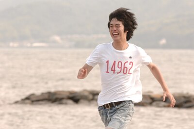 走る渡辺大知。