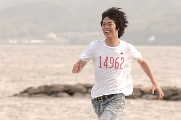 走る渡辺大知。