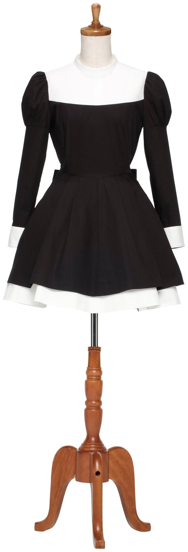 これが聖ルチア女学園の公式制服。マーガレット18号ではこだわりの個所が解説されている。なおサイズはMのみ。