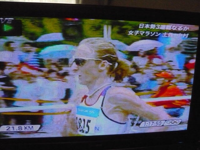 写真は北京オリンピック・女子マラソンの様子。ヨシノビズムが世界進出を果たした瞬間の歴史的ショット。