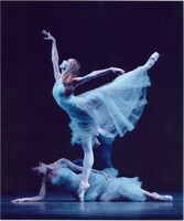 ニューヨーク・シティ・バレエによる舞台の1シーン。(c) Paul Kolnik