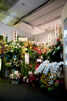 会場にはさまざまな人たちからのお祝いの花が陳列。