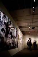 若き日の赤塚の写真も展示されている。