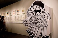 会場内ではおそ松、一松、カラ松、チョロ松、十四松、トド松が来場客をエスコート。