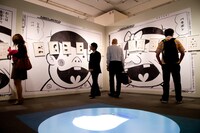 会場全体のデザインは生前赤塚と親交があった祖父江慎が担当。