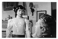 実写版アトムより、アトムと博士。(C)手塚プロダクション/毎日放送・松崎プロダクション