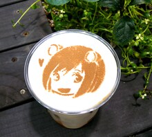 カフェで味わえる、冬目景「ミゼットちゃん」カプチーノ。