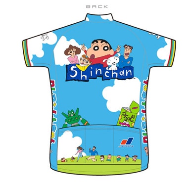 クレヨンしんちゃん」とJ SPORTSのコラボサイクルジャージ。背面