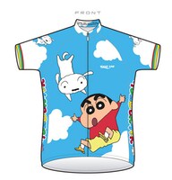 「クレヨンしんちゃん」とJ SPORTSのコラボサイクルジャージ。前面では、しんちゃんと犬のシロが青空に浮かんだ絵柄が観れる。(c) 臼井儀人／双葉社・シンエイ・テレビ朝日・ADK
