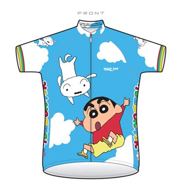 「クレヨンしんちゃん」とJ SPORTSのコラボサイクルジャージ。前面では、しんちゃんと犬のシロが青空に浮かんだ絵柄が観れる。(c) 臼井儀人／双葉社・シンエイ・テレビ朝日・ADK