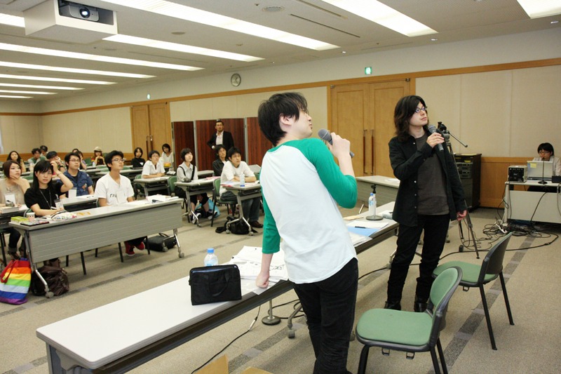 回収した演習の答案を映し出しながら、再び講評を加えていく西島とさやわか氏。