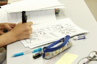 慣れない会議室で制限時間40分という中、着々と作画を進めていく生徒たち。