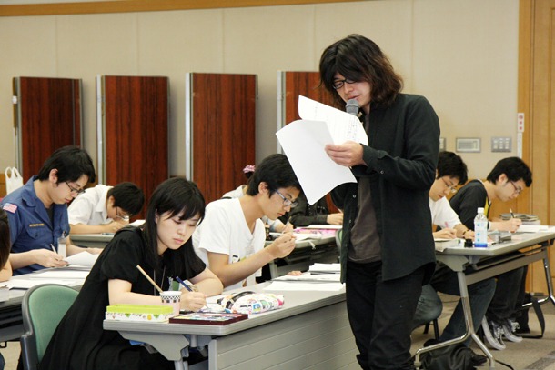 指導に熱が入る西島。2009年8月「ひらめき☆マンガ学校」1学期3日目より。