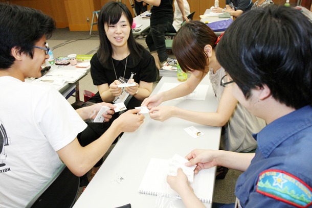 教室ではさっそく名刺交換の模擬トレーニングが行われていた。