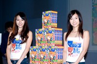 ミスマガの2人、カメラ目線でのショット。