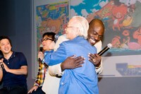 ボビーに熱い抱擁を交わすムツゴロウ。野生動物に接するがごとく優しく、時に大胆に迫る。