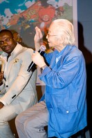 饒舌に動物トークを繰り広げるムツゴロウ。興奮のあまり椅子に座ることを拒否するムツゴロウを、ボビーが何度も抑えつける場面も。