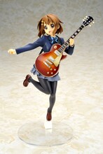 軽やかにジャンプする唯。(c)かきふらい・芳文社／桜高軽音部