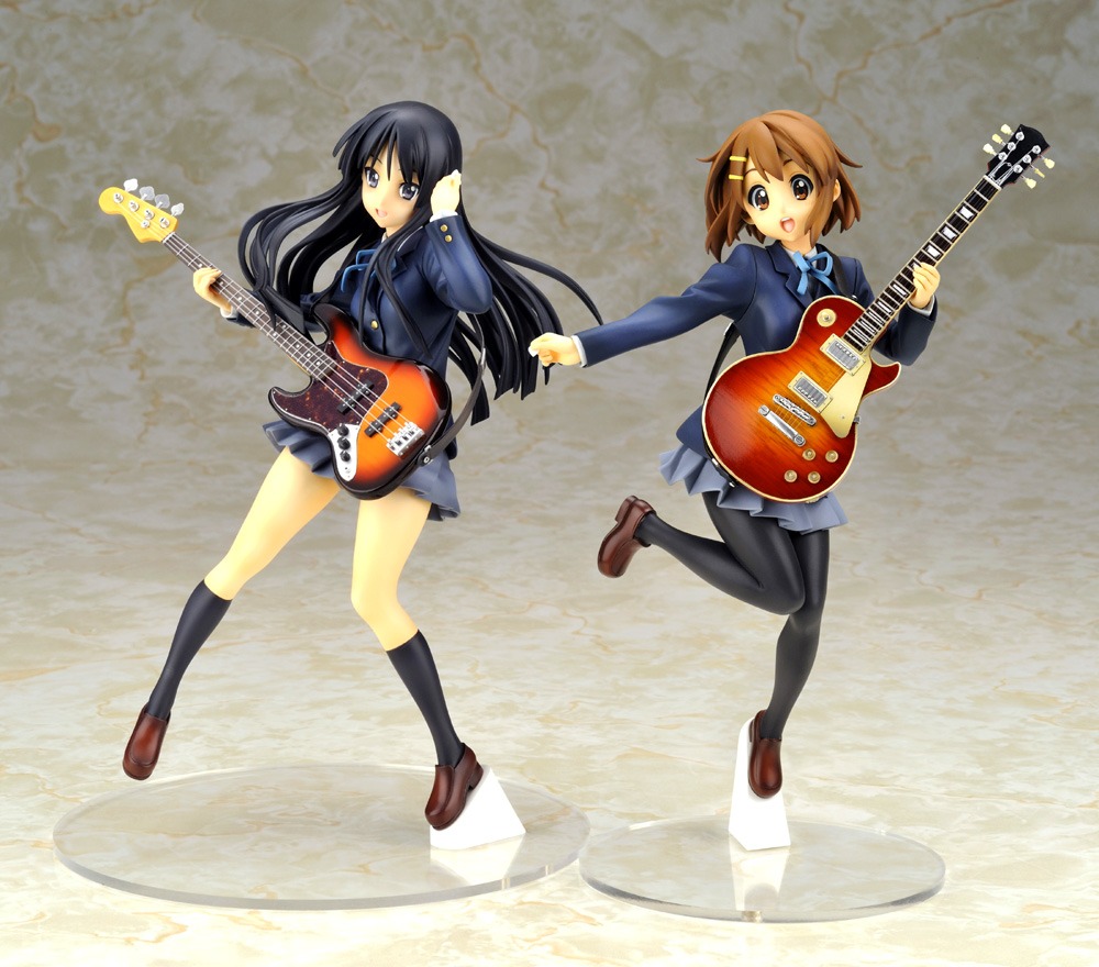 澪（左）と唯（右）、セットで並べて楽しもう。(c)かきふらい・芳文社／桜高軽音部