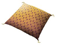 吉良邸座布団は、吉良吉影のトレードマークであるドクロ模様をあしらったデザイン。(c)LUCKY LAND COMMUNICATIONS / 集英社