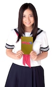 クラブサンデーキャンペーンガール紗綾。黄金に輝くロゴ入りカバーを胸に掲げ、クラブサンデーを応援。