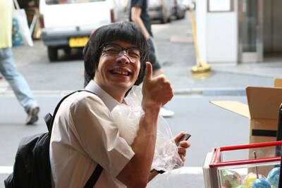 田西敏行役を演じる銀杏BOYZの峯田和伸。ナイス笑顔だ。(c) 2009花沢健吾／「ボーイズ・オン・ザ・ラン」製作委員会