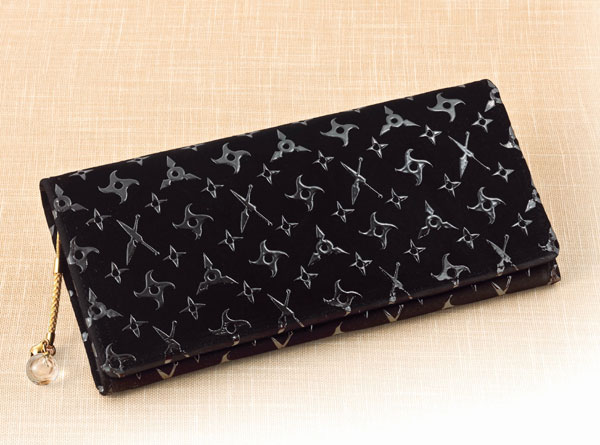 「カムイ外伝 公式印傳財布」外観。(c)白戸三平/赤目プロ