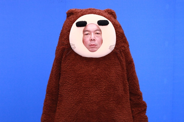 コミカルな外見に反して、喜びも悲しみも感じ取れない無表情を浮かべる古田新太。笑いとは何かを考えさせられる、不条理を体現したルックスだ。