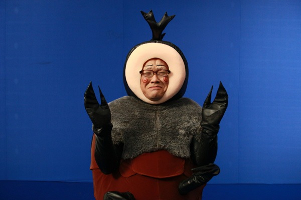 カブトムシ斎藤役を演じるカンニング竹山。着ぐるみ姿の自分を省みて「怖い」「居たら気持ち悪い」と感じたとか。