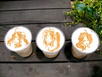 「女神さまカプチーノ」。「ああっ女神さまっ」に登場する女神3姉妹、左からスクルド・ベルダンディー・ウルド。